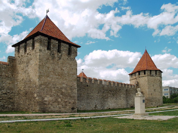 Image -- Bendery: fortress and Ivan Kotliarevsky monument.