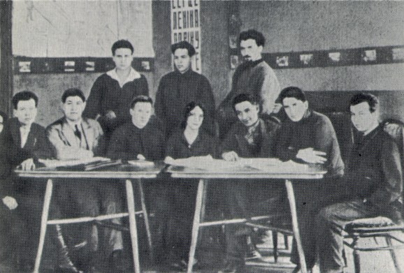 Image -- The Berezil theater's director's lab (1925). Sitting (l-r): Ya. Bortnyk, V. Vasylko, B. Tiahno, Z. Pihulovych, Les Kurbas, F. Lopatynsky, Yu. Lishchansky. Standing: P. Bereza-Kudrytsky, I. Kryha, A. Irii.