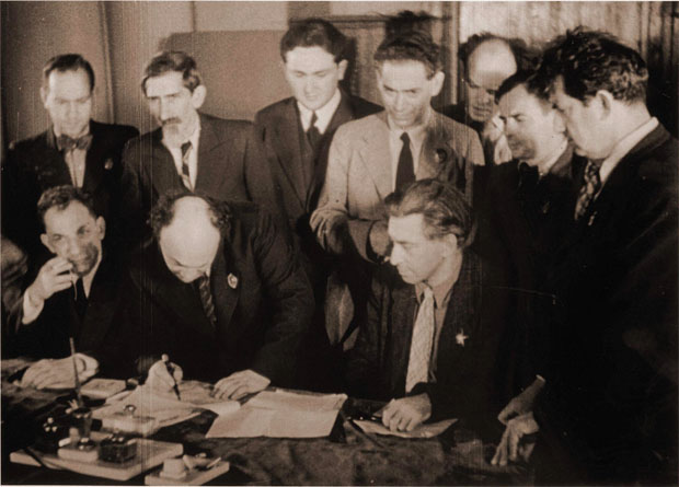 Image - David Bergelson and Jewish cultural figures signing an appeal to world Jewry to support the Soviet war effort (Moscow 1941).