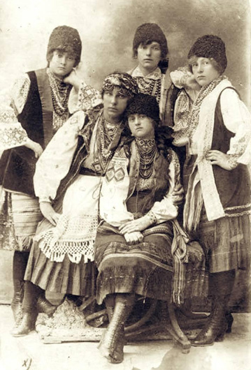 Image -- The Boikos: young women in Stryi (1922 photo).