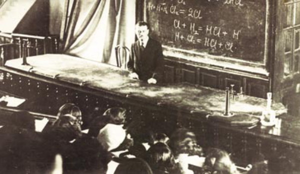 Image -- Chemistry lecture at Kyiv University (1910s).