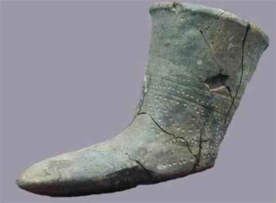 Image -- A Cherniakhiv culture artifact: a drinking cup in form of a boot (4th century, Mykolaiv region).