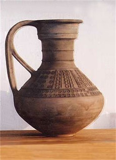 Image -- A Cherniakhiv culture jar (4th century, Romashky in Kyiv region).