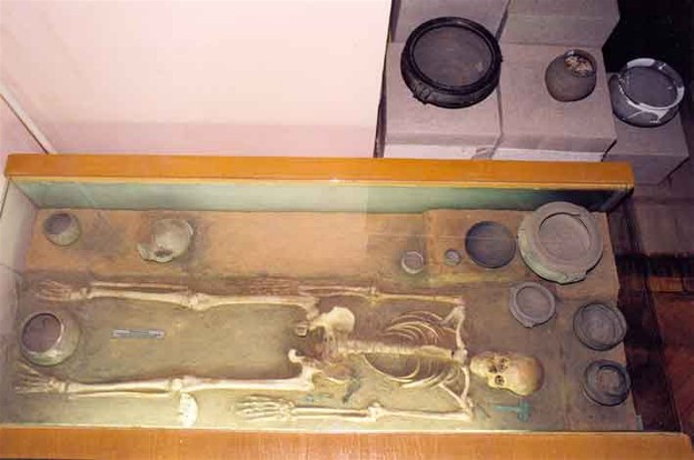Image -- A Cherniakhiv culture burial from Zaiachkivtsi in Podilia (Vinnytsia Regional Studies Museum).