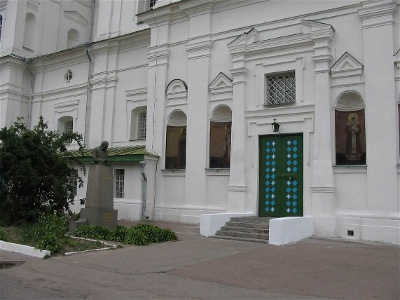 Image -- A monument near the grave of Leonid Hlibov at the side of the Trinity Cathedral of the Trinity-Saint Elijah's Monastery in Chernihiv.