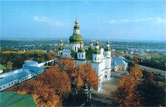 Image -- The panorama of the Trinity-Saint Elijah's Monastery in Chernihiv with the Trinity Cathedral (1679-95) in the foreground.