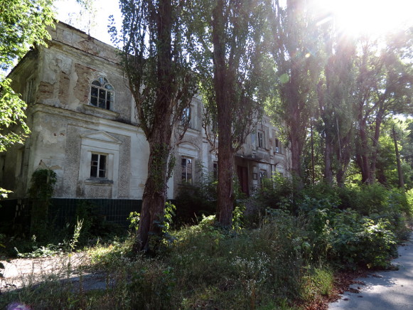 Image -- An abandoned synagogue building in Chornobyl.