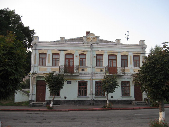 Image -- Chudniv, Zhytomyr oblast: a building in the city center.