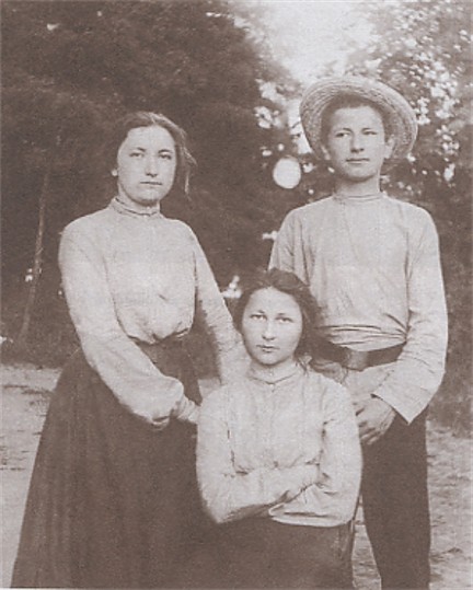 Image -- Victoria, Hanna, and Levko Chykalenko.