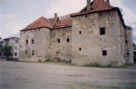 Image -- Chynadiieve castle (14th-15th century).