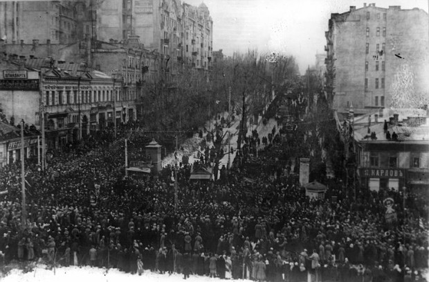 Image -- A Ukrainian demonstration on Khreshchatyk in March 1917.