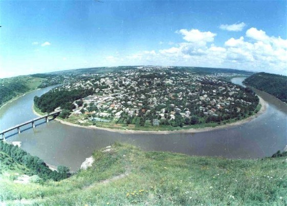 Image -- The Dniester River flowing around Zalishchyky.
