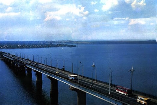Image -- A bridge over the Dnipro River in Mykolaiv.