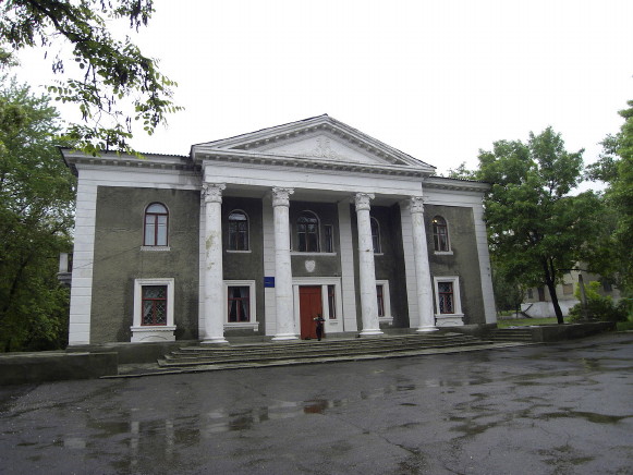 Image -- Dzerzhynsk, Luhansk oblast: cultural center.