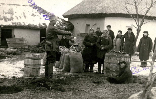 Image -- Search party confiscating foodstuffs, fall 1932, Odesa region.