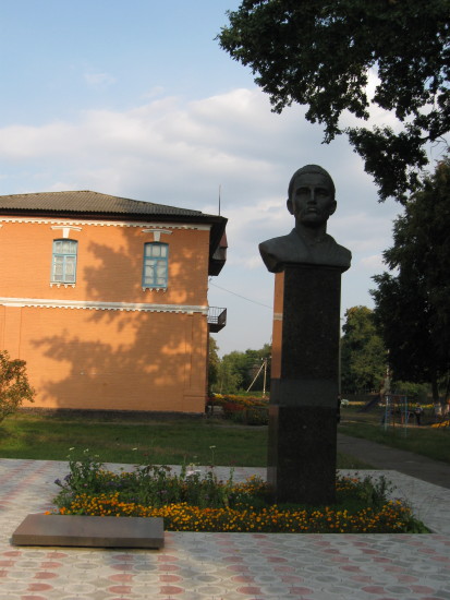 Image -- Hryhorii Skovoroda's monument in Chornukhy, Poltava oblast.