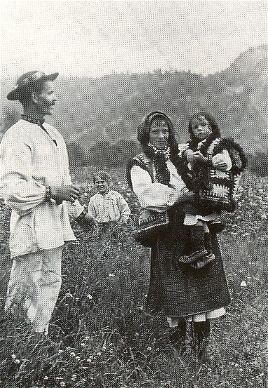 Image -- A Hutsul family (1920s photo).