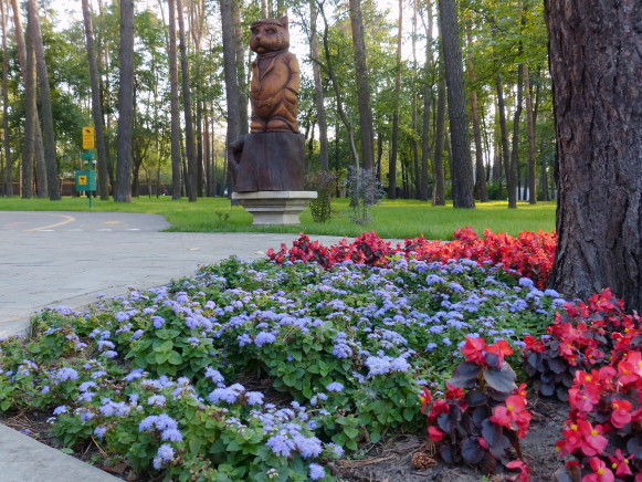 Image -- Irpin, Kyiv oblast: the Pokrovsky park of wooden sculptures.