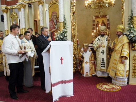 Image -- A celebratory liturgy in the Ivano-Frankivsk archeparchy.