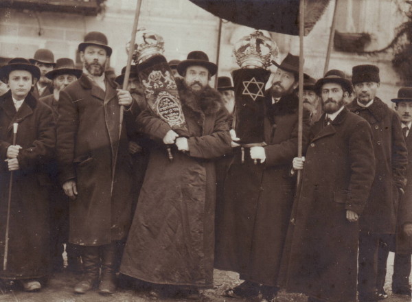 Image -- Jews in Ukraine (1915 photo).