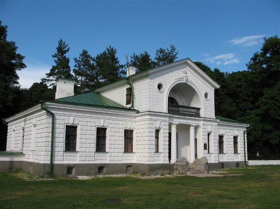 Image -- The building of the former servants' quarters of the Kachanivka palace (18th century).