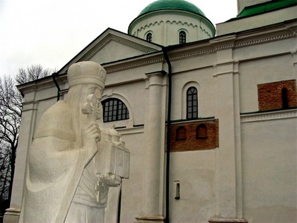 Image -- Kaniv Saint George's (Dormition) Cathedral (1144) and the monument to Vsevolod Olhovych.