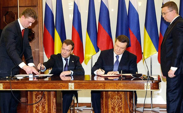 Image - The signing of the Kharkiv Pact (Dmitrii Medvedev and Viktor Yanukovych, 2010)