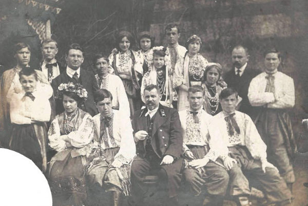 Image -- Vasyl Khartsiiev with students in Yelysavethrad (now Kropyvnytskyi).