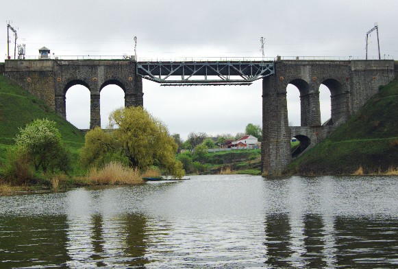 Image -- Kropyvnytskyi: a railway bridge over the Inhul River.