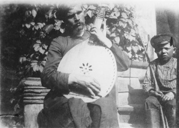 Image -- Kobzar Nykonor Onatskyi and his guide (1910).