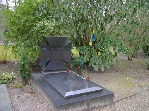Image -- Yevhen Konovalets's grave in Rotterdam (designed by Oksana Liaturynska).