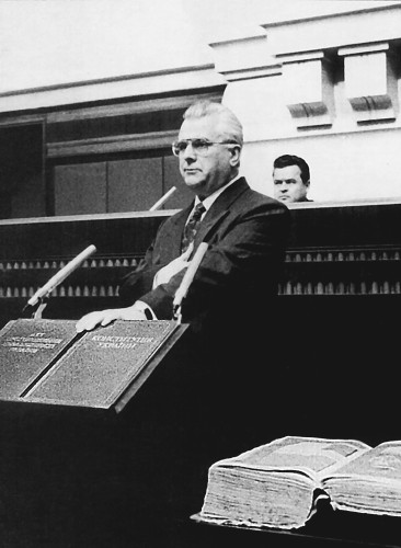 Image -- Leonid Kravchuk sworn as president (1991).