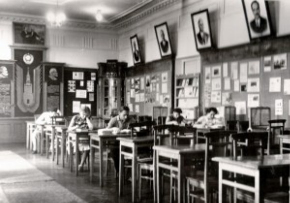 Image -- Kryvyi Rih workers faculty (1930s).