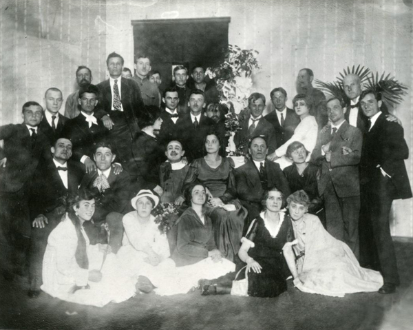 Image -- Les Kurbas and Molodyi Teatr troupe (1918).