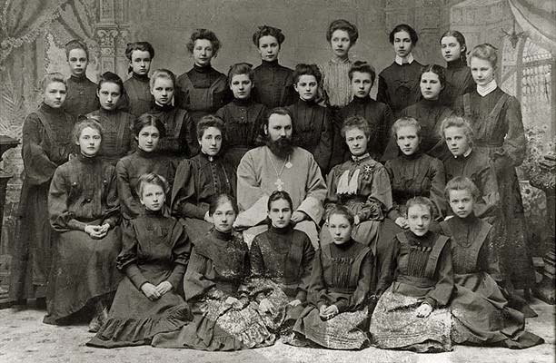 Image -- Students of the Kyiv Funduklei girls gymnasium.