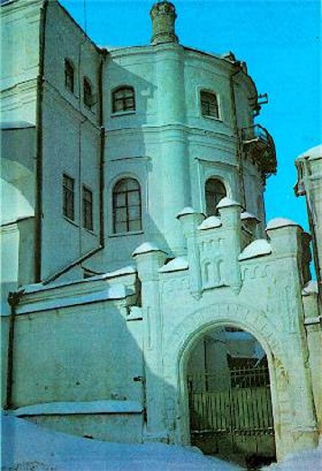 Image -- East facade of the building of the Kyivan Cave Monastery Press (today: Museum of the Book and Book Printing of Ukraine).