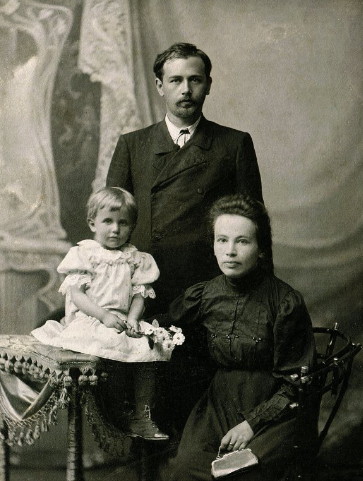Image -- Mykola Leontovych with wife and daughter.