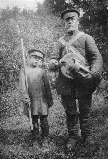 Image -- A Lirnyk and his guide (1905).