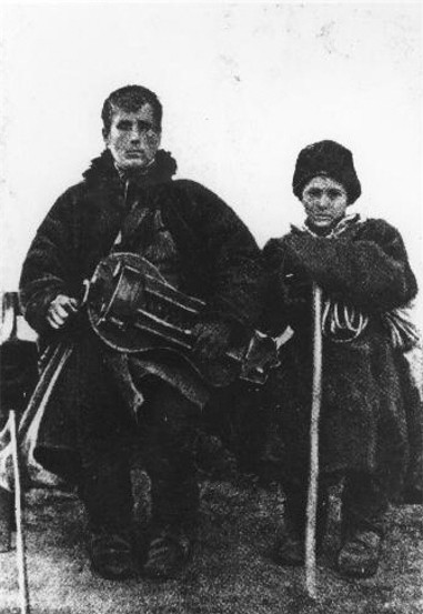 Image -- A lirnyk with his guide (1910s).