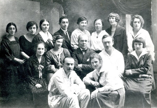 Image -- Teachers and students Lysenko Music and Drama Institute (1924-25). Center teachers: Anatoly Butsky and Mykola Malko.