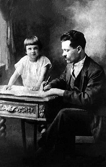 Image -- Nestor Makhno with daughter Olena in Paris.