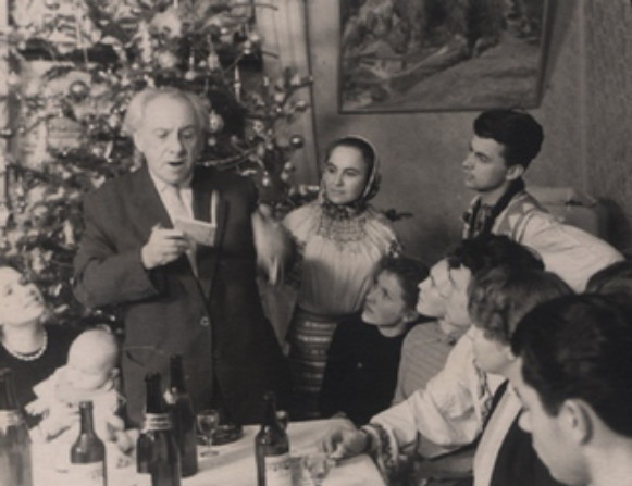 Image -- Maksym Rylsky at an event organized by Les Taniuk and the Club of Creative Youth in Kyiv (1960s).