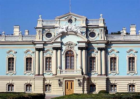 Image -- The Mariinskyi Palace in Kyiv (main entrance).