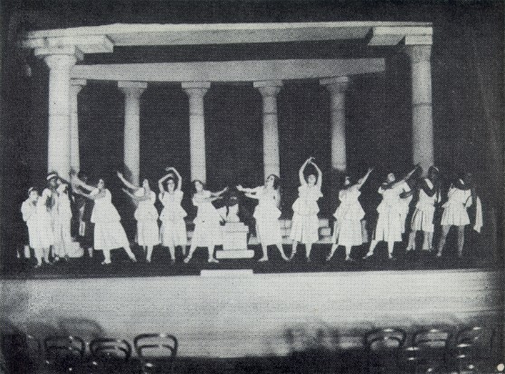 Image -- A mass scene from the Molodyi Teatr production of Sophocles' Oedipus Rex (1918).