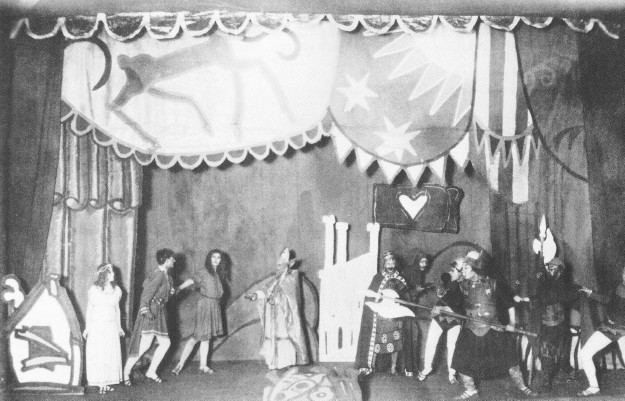Image -- Molodyi Teatr: performance of F. Grillparzers Weh dem, der lugt! (1918).