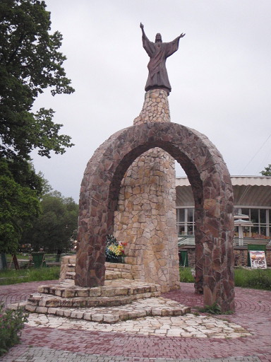 Image -- Morshyn, Lviv oblast: Christ, the Savior monument.