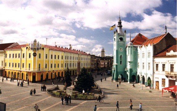 Image -- Mukachevo: central square with town hall.