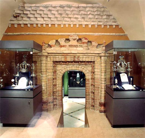 Image -- An exhibit hall in the Museum of Historical Treasures of Ukraine in Kyiv.