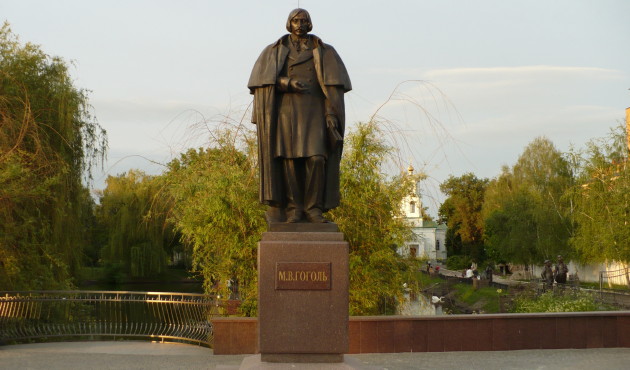 Image -- Myrhorod: monument of Mykola Hohol (Nikolai Gogol) in the town center.