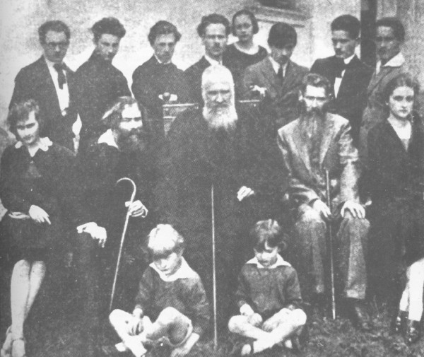 Image -- Novakivsky Art School students with Oleksa Novakivsky and Metropolitan Andrei Sheptytsky.